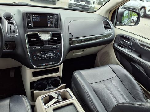Used 2015 Chrysler Town & Country Touring-L w/ Driver Convenience Group FWD image 4