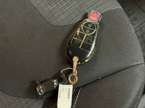 Used 2017 Jeep Cherokee Latitude w/ Cold Weather Group image 23