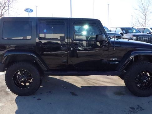 Used 2018 Jeep Wrangler Unlimited Sahara w/ Connectivity Group image 9