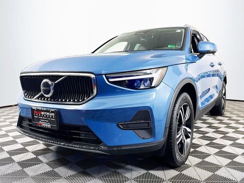 Used 2023 Volvo XC40 B5 Core w/ Convenience Package AWD/4WD image 3