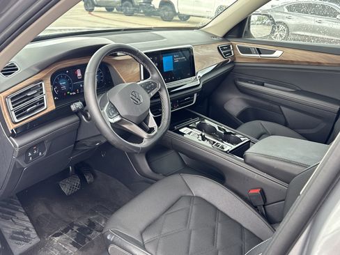 Used 2025 Volkswagen Atlas SE image 5