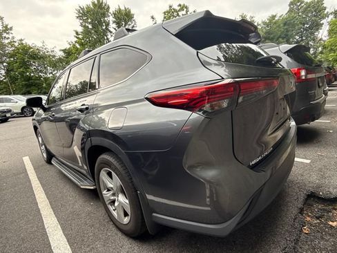 Used 2020 Toyota Highlander LE AWD/4WD image 3
