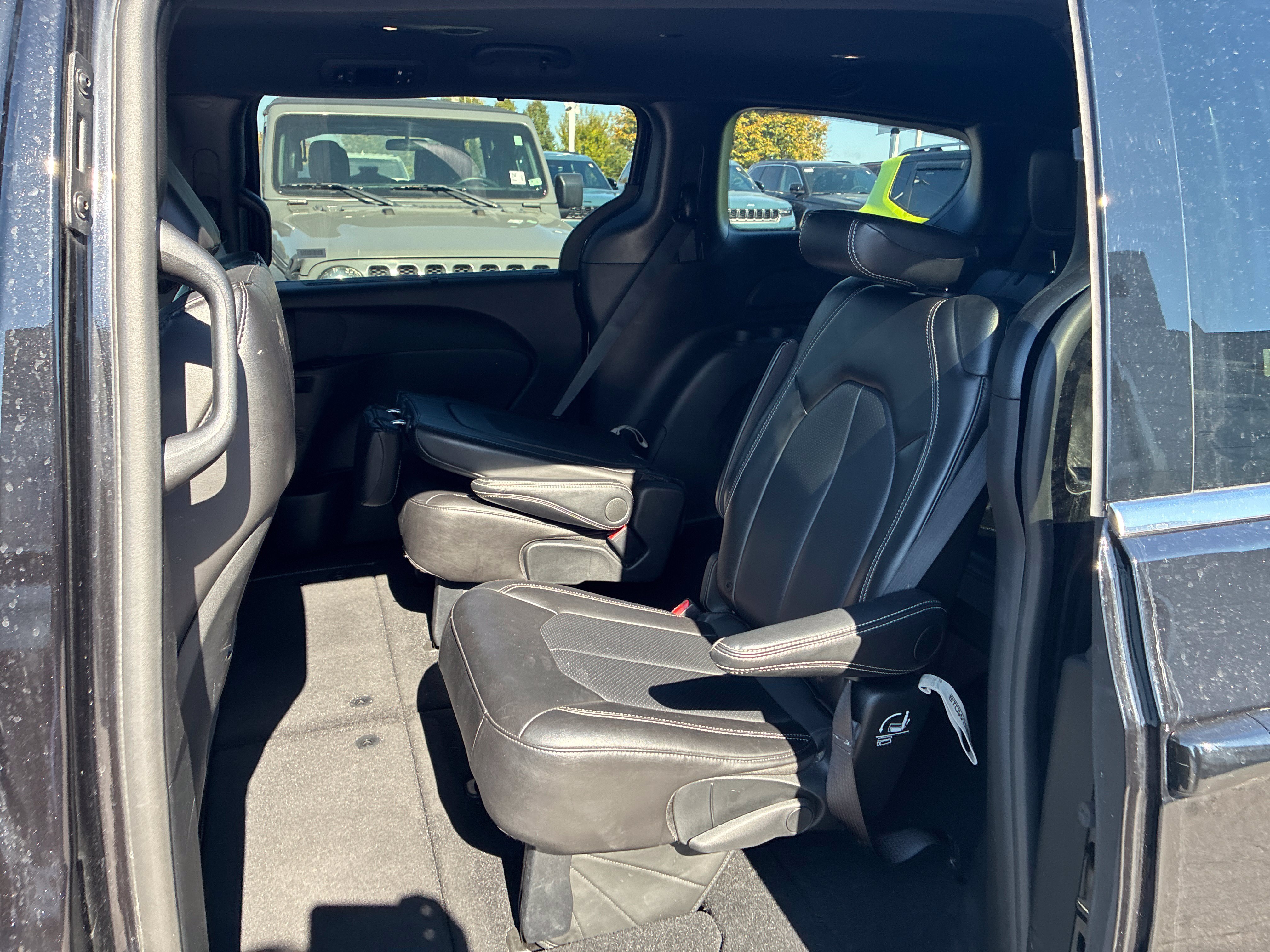 Used 2025 Chrysler Pacifica Select FWD image 22