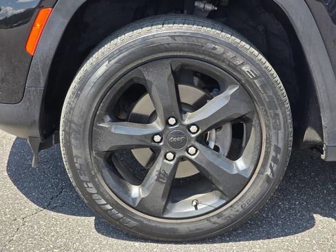 Used 2023 Jeep Grand Cherokee Altitude AWD/4WD image 12