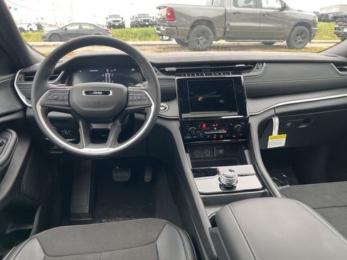 New 2025 Jeep Grand Cherokee Altitude image 17