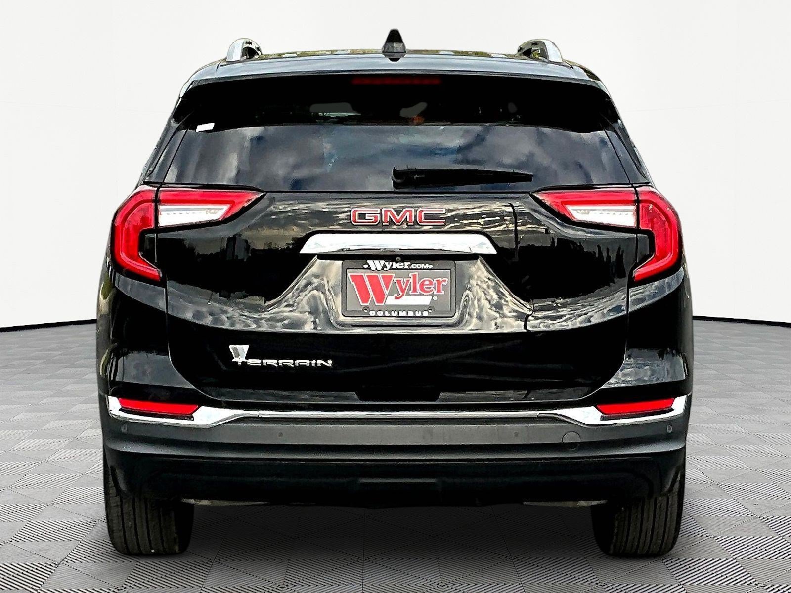 Used 2022 GMC Terrain SLT w/ LPO, 'HIT The Road' Package FWD image 5