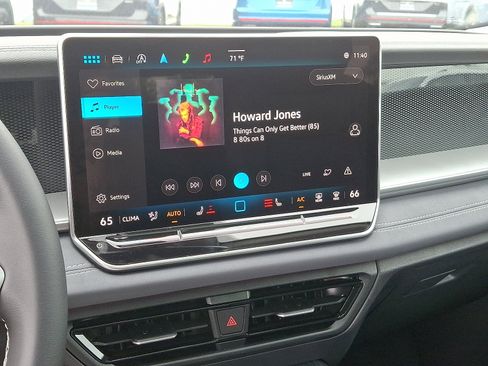 New 2025 Volkswagen Tiguan SE image 8