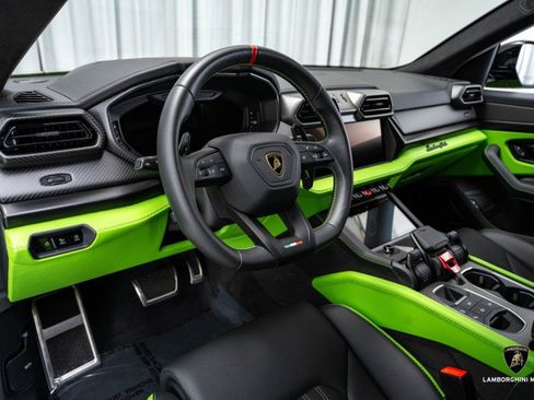 Used 2025 Lamborghini Urus SE image 32