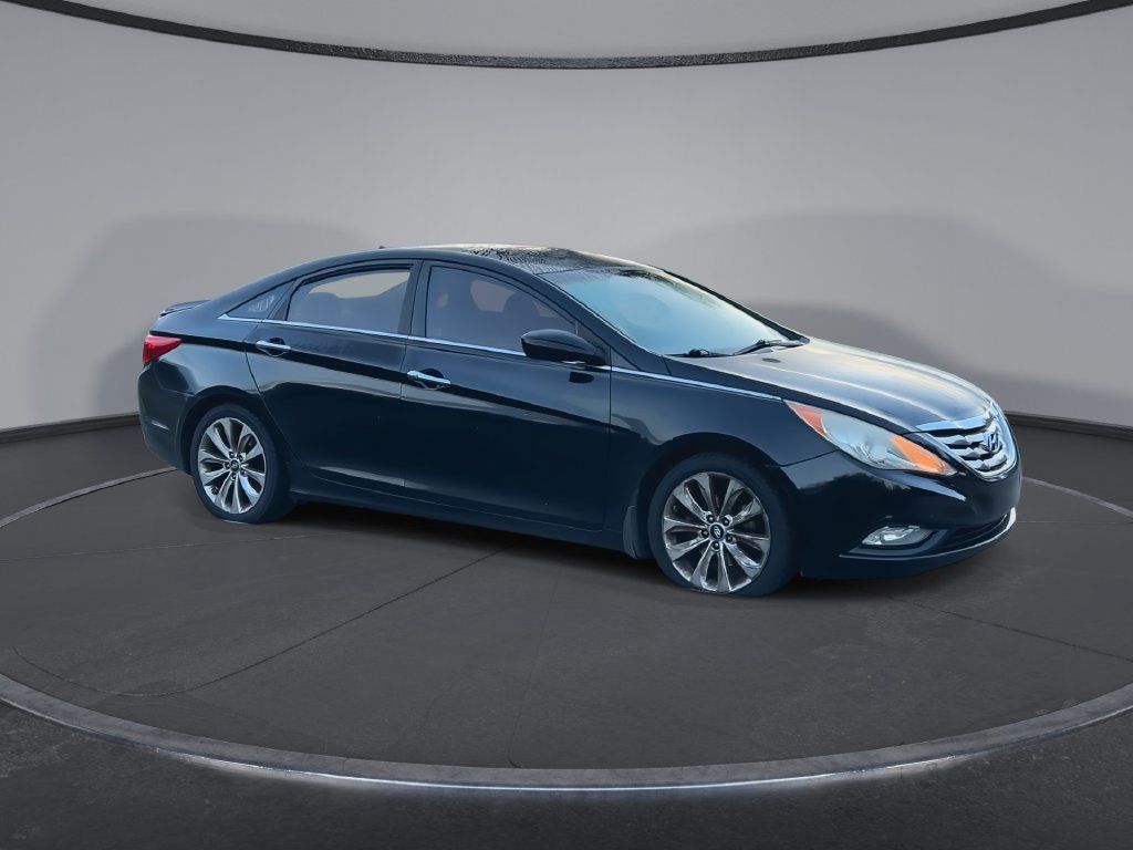 Used 2013 Hyundai Sonata SE FWD image 2
