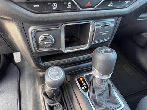 Used 2024 Jeep Wrangler Unlimited Sport AWD/4WD image 30