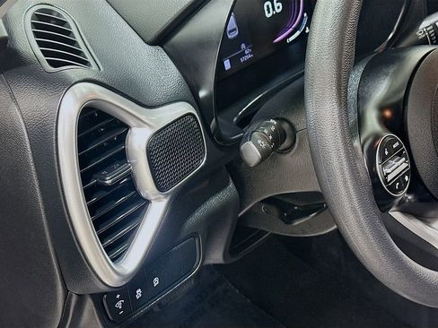 Used 2023 Kia Soul LX w/ LX Technology Package FWD image 10