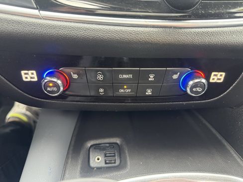 Used 2020 Buick Enclave Essence w/ Sport Touring Edition image 17