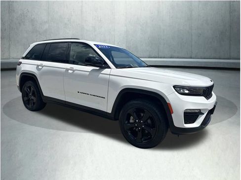 Used 2023 Jeep Grand Cherokee Limited w/ Black Appearance Package AWD/4WD image 8