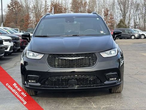 New 2026 Chrysler Pacifica Limited w/ Uconnect Theater Family Group image 38