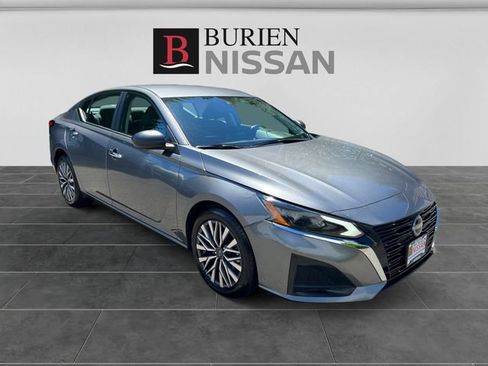 Used 2025 Nissan Altima 2.5 SV FWD image 7