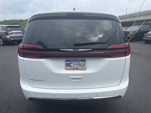 Used 2024 Chrysler Pacifica Touring-L FWD image 4
