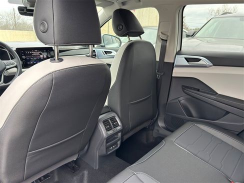 New 2026 Volkswagen Taos SE image 26