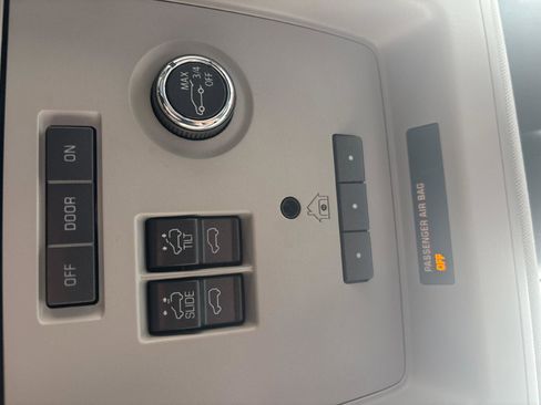 Used 2020 GMC Yukon Denali w/ Denali Premium Package image 31