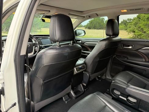 Used 2018 Toyota Highlander Limited Platinum FWD image 24