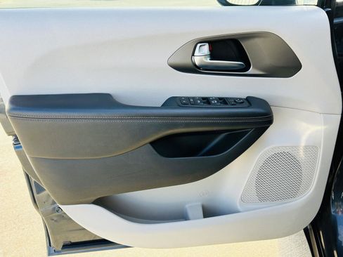 Used 2020 Chrysler Pacifica Touring w/ Cold Weather Group image 10