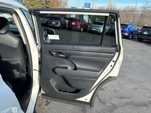 Used 2020 Toyota Highlander XLE image 50