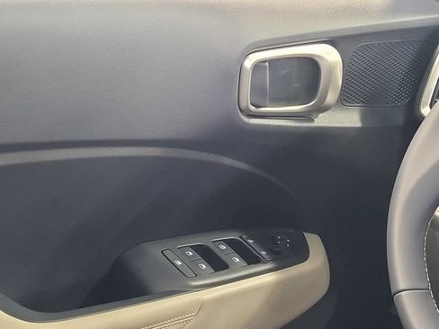 Used 2025 Hyundai Venue Limited FWD image 31