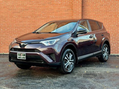 Used 2018 Toyota RAV4 LE image 1