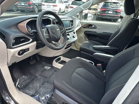 Used 2023 Chrysler Voyager LX image 9