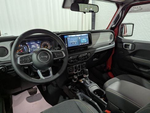 Used 2024 Jeep Wrangler Unlimited Sahara image 12