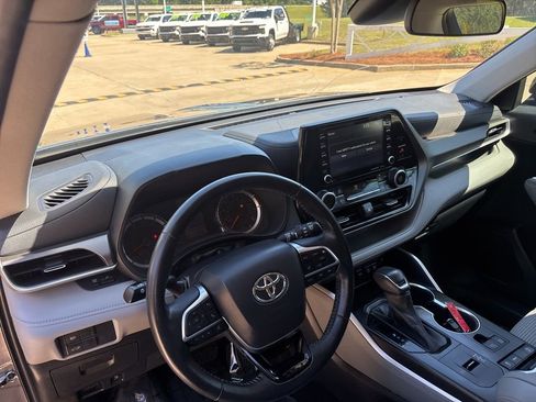 Used 2021 Toyota Highlander LE image 27