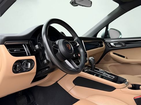 Used 2022 Porsche Macan AWD/4WD image 2