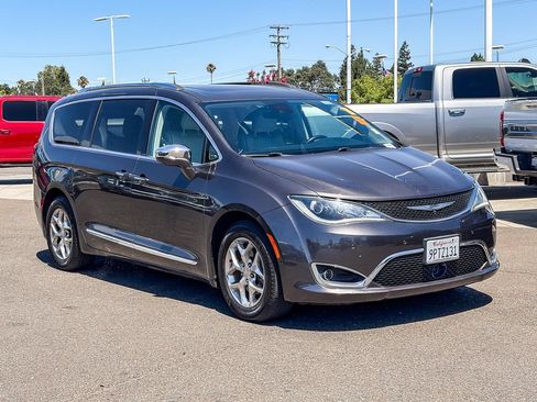 Used 2017 Chrysler Pacifica Limited w/ UConnect Theater Package FWD image 5