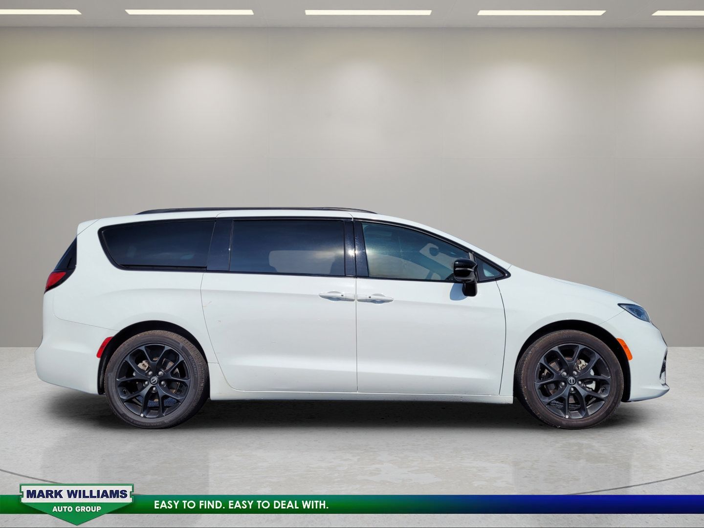 Used 2025 Chrysler Pacifica Limited FWD image 2