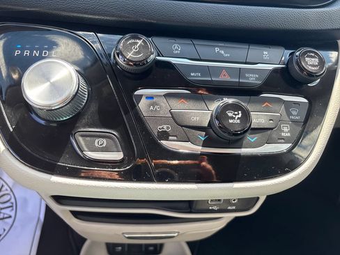 Used 2020 Chrysler Pacifica Touring-L FWD image 19