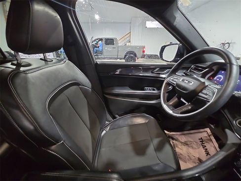 Used 2022 Jeep Grand Cherokee Altitude image 10