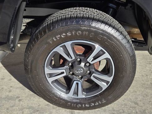 Used 2019 Toyota Tacoma TRD Sport image 9