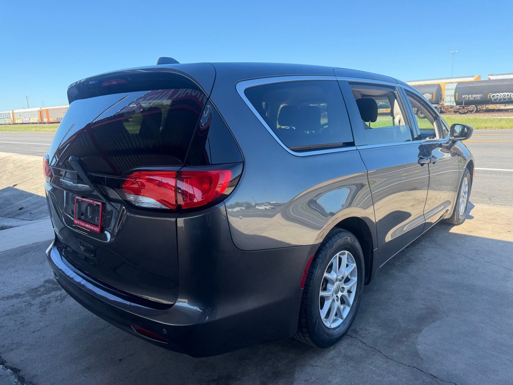 Used 2018 Chrysler Pacifica Touring FWD image 31
