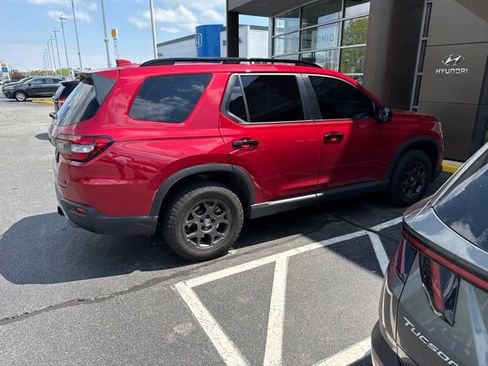 Used 2025 Honda Pilot TrailSport image 2
