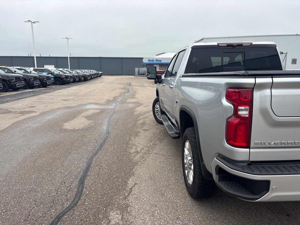 Used 2022 Chevrolet Silverado 2500 High Country w/ Safety Package II AWD/4WD image 7
