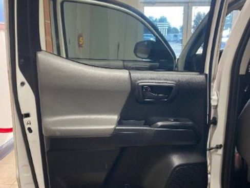 Used 2019 Toyota Tacoma SR w/ SR Convenience Package image 10