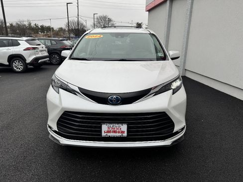 Used 2024 Toyota Sienna XLE w/ XLE Plus Package image 3