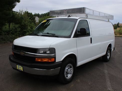 Used 2017 Chevrolet Express 3500 RWD image 2