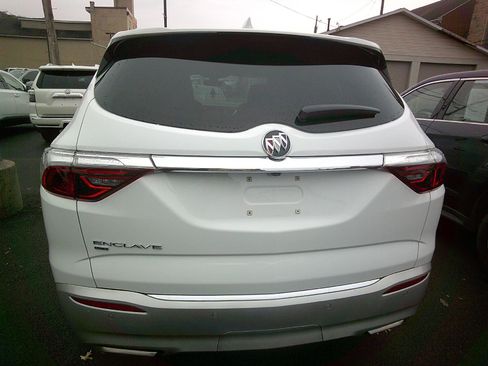 Used 2023 Buick Enclave Essence image 5