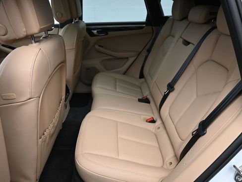 Certified 2024 Porsche Macan image 9