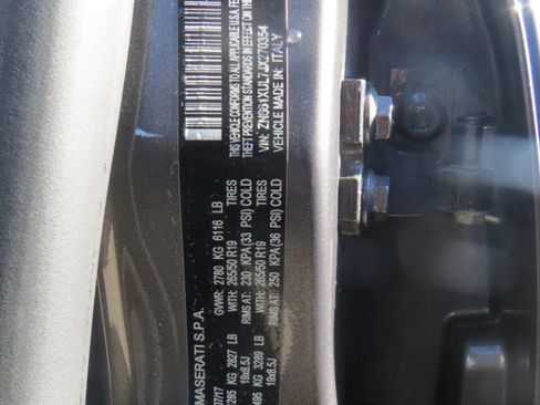 Used 2018 Maserati Levante GranLusso image 25