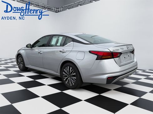 Used 2024 Nissan Altima 2.5 SV image 3