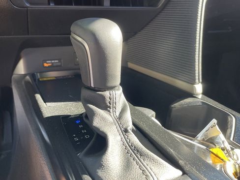 Used 2025 Toyota Camry SE image 4