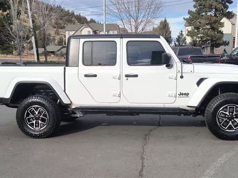 Used 2023 Jeep Gladiator Sport image 2