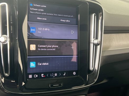 Used 2023 Volvo XC40 B5 Plus w/ Protection Package Premier image 15