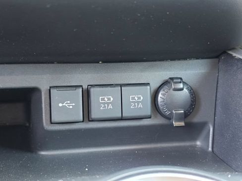Used 2021 Toyota Highlander XLE AWD/4WD image 25